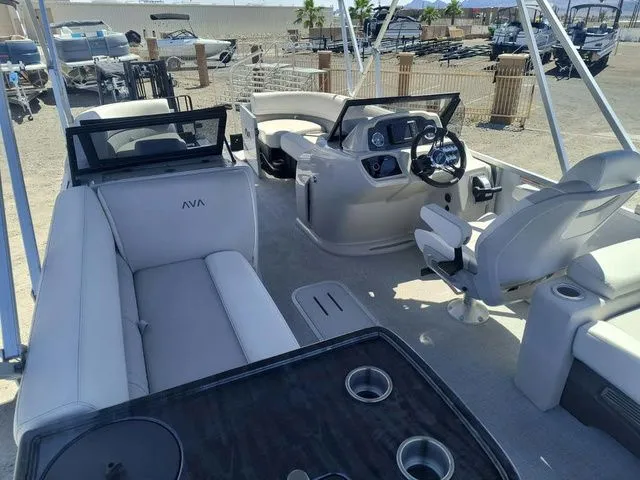 Slide: The Image of Avalon LSZ Elite Windshield 23 FT 2026 - 5