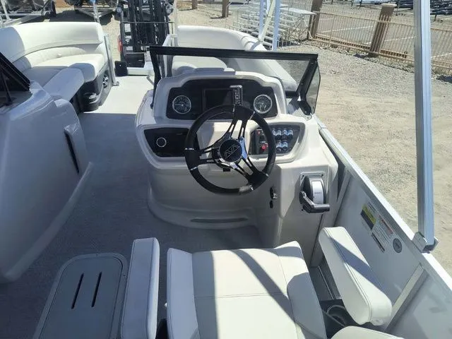Slide: The Image of Avalon LSZ Elite Windshield 23 FT 2026 - 6
