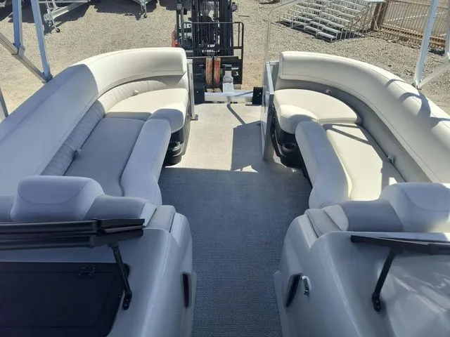 Slide: The Image of Avalon LSZ Elite Windshield 23 FT 2026 - 7