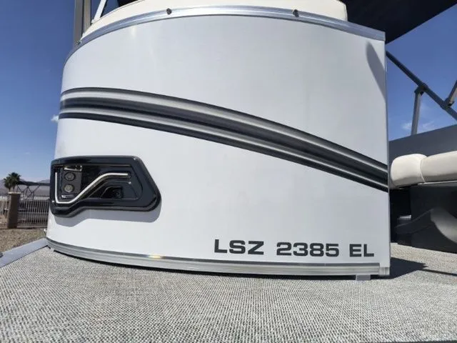 Slide: The Image of Avalon LSZ Elite Windshield 23 FT 2026 - 8