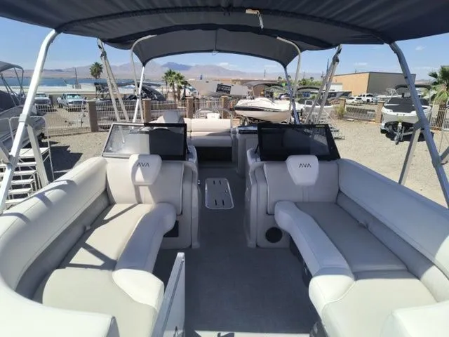 Slide: The Image of Avalon LSZ Elite Windshield 23 FT 2026 - 9