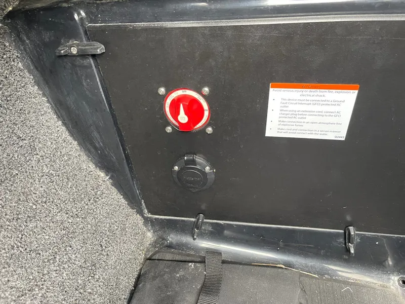 Slide: The Image of Battery switch and warning label in 2024 Tigé 24RZX boat. - 28