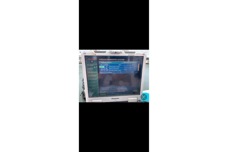 Slide: The Image of Yamaha diagnostic system on a 2005 Boston Whaler 305 Conquest boat. - 8