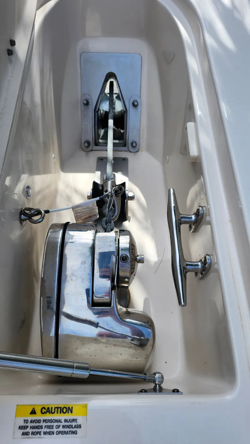 Slide: The Image of Grady-White Freedom 307 2019 anchor windlass and fittings. - 18