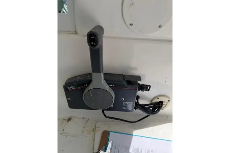 Slide: The Image of Yamaha throttle control on 2006 Baha Cruisers 300 GLE boat dashboard. - 13
