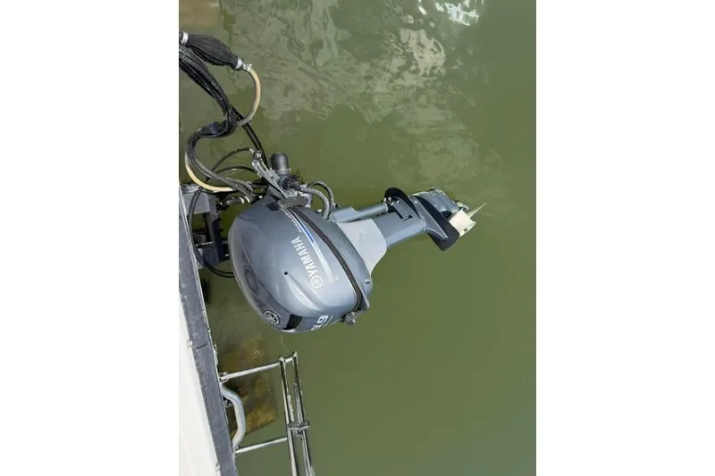 Slide: The Image of Yamaha outboard motor on a 2006 Baha Cruisers 300 GLE, viewed from above. - 19