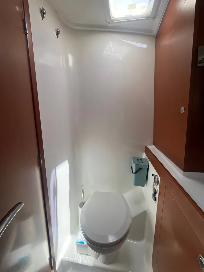 Slide: The Image of Bathroom in Beneteau Swift Trawler 34 Fly, year 2015. - 22