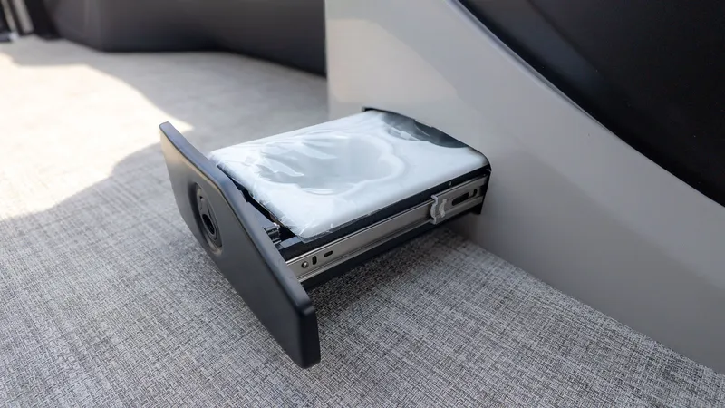 Slide: The Image of Built-in speaker in Barletta Cabrio 24UE 2026. - 20