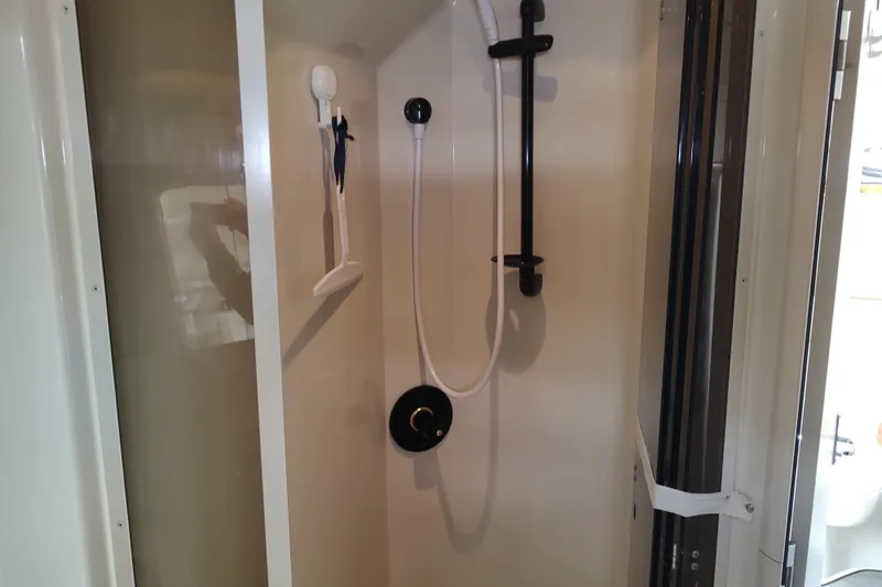 Slide: The Image of Shower area inside a 1998 Cruisers Yachts 3870 Express boat. - 27