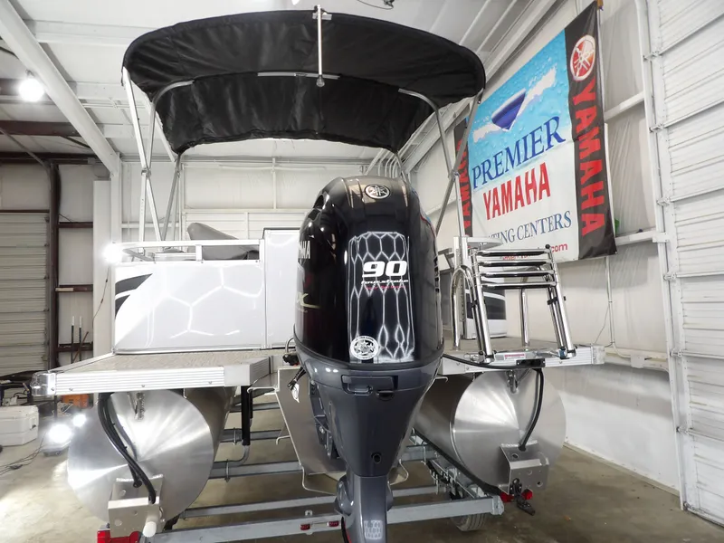 Slide: The Image of 2026 Avalon Venture Quad Fish 19' with Yamaha engine in showroom. - 6