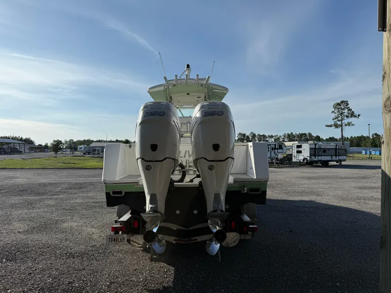 Slide: The Image of Regulator Marine 32 Forward Seating 2006 - 24