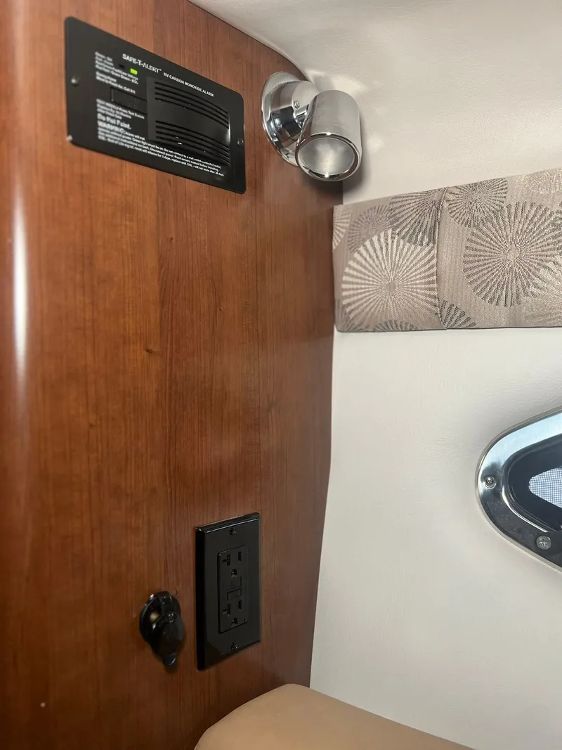 Slide: The Image of Crownline Boats 280 CRX 2025 - 11