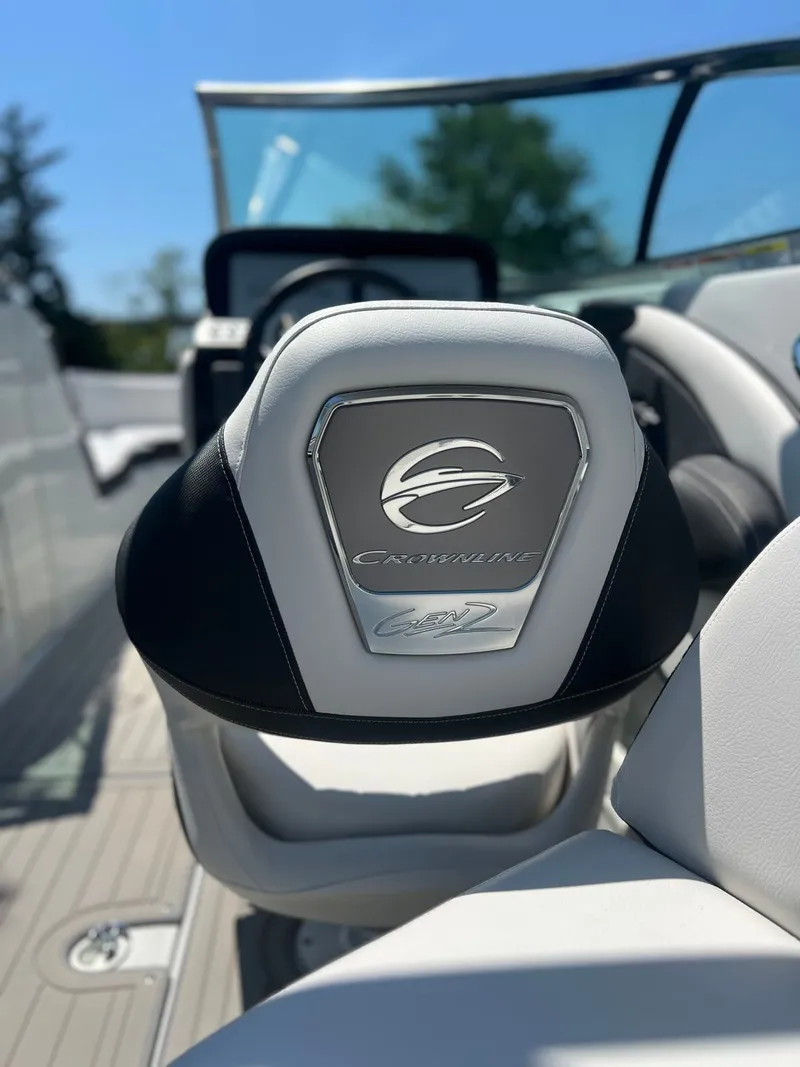 Slide: The Image of Crownline Boats Eclipse E260 XS 2026 - 8