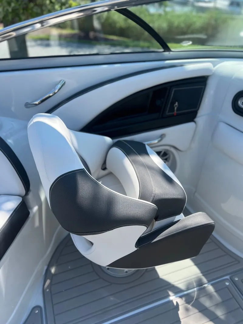 Slide: The Image of Crownline Boats Eclipse E260 XS 2026 - 9