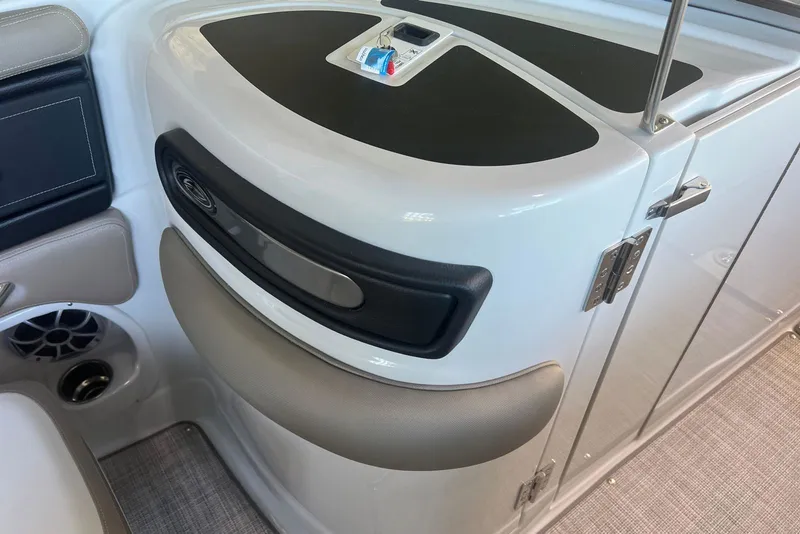 Slide: The Image of Crownline Boats Eclipse E260 XS 2026 - 10