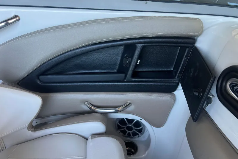 Slide: The Image of Crownline Boats Eclipse E260 XS 2026 - 13