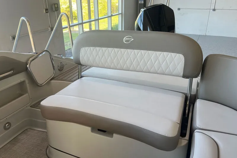 Slide: The Image of Crownline Boats Eclipse E260 XS 2026 - 7