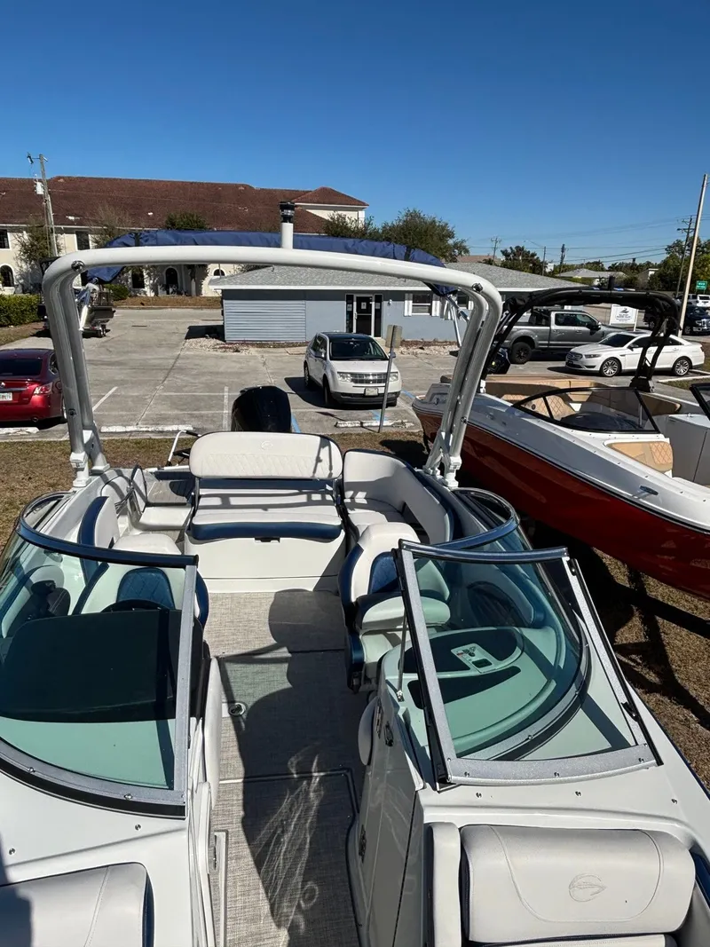 The Image of Crownline Boats E240XS 2026 - 1