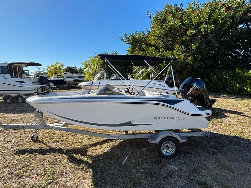 The Image of Bayliner M17 2025 - 0