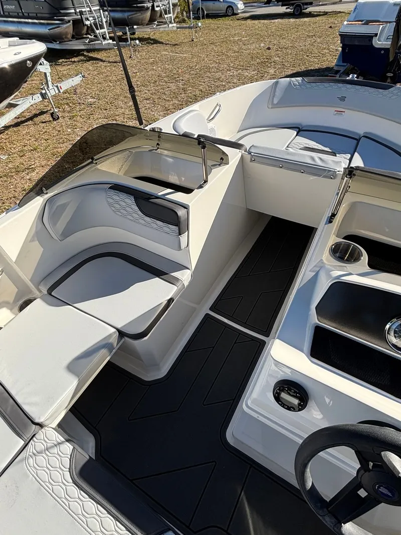 Slide: The Image of Bayliner M17 2025 - 2