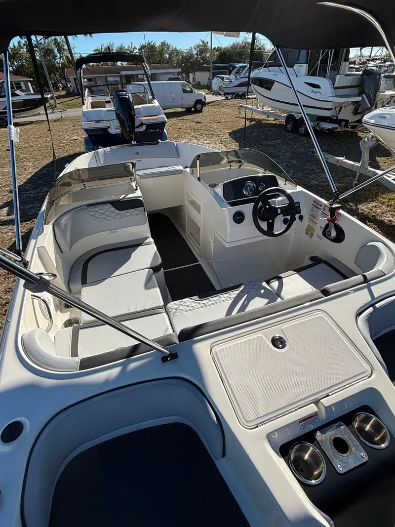 Slide: The Image of Bayliner M17 2025 - 3