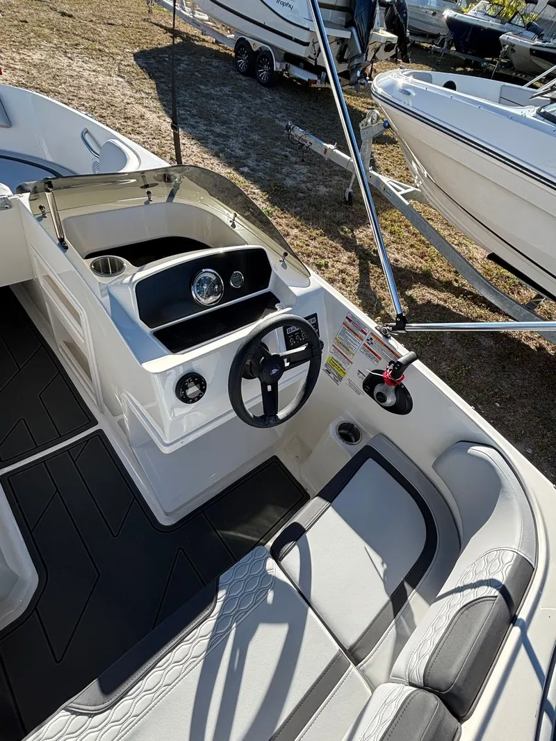 Slide: The Image of Bayliner M17 2025 - 5
