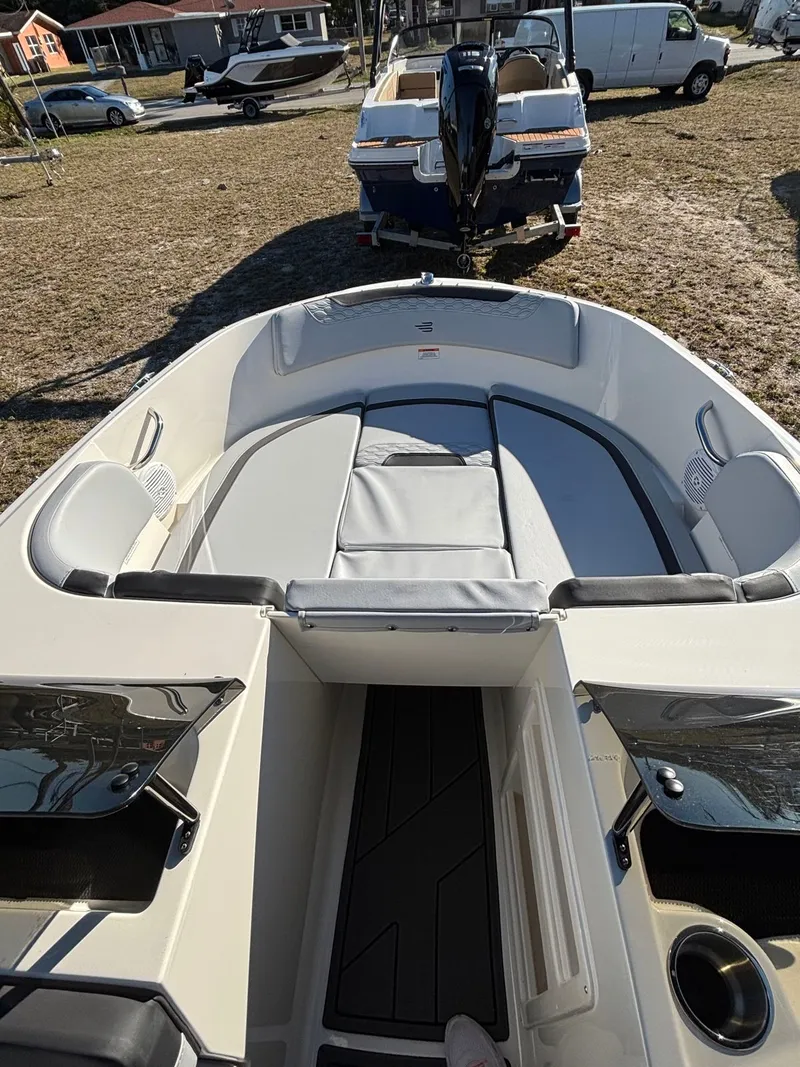 Slide: The Image of Bayliner M17 2025 - 7