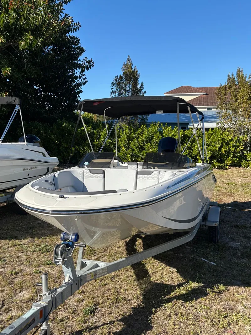 Slide: The Image of Bayliner M17 2025 - 9