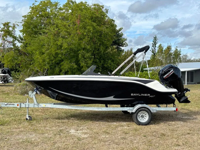 The Image of Bayliner M17 2025 - 0