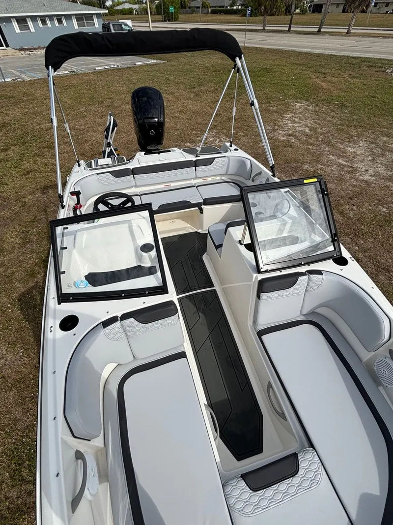 Slide: The Image of Bayliner M17 2025 - 10