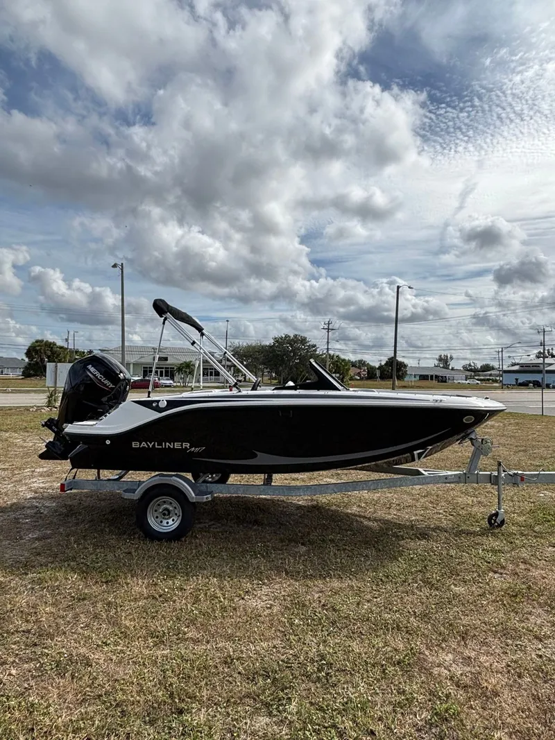 Slide: The Image of Bayliner M17 2025 - 11