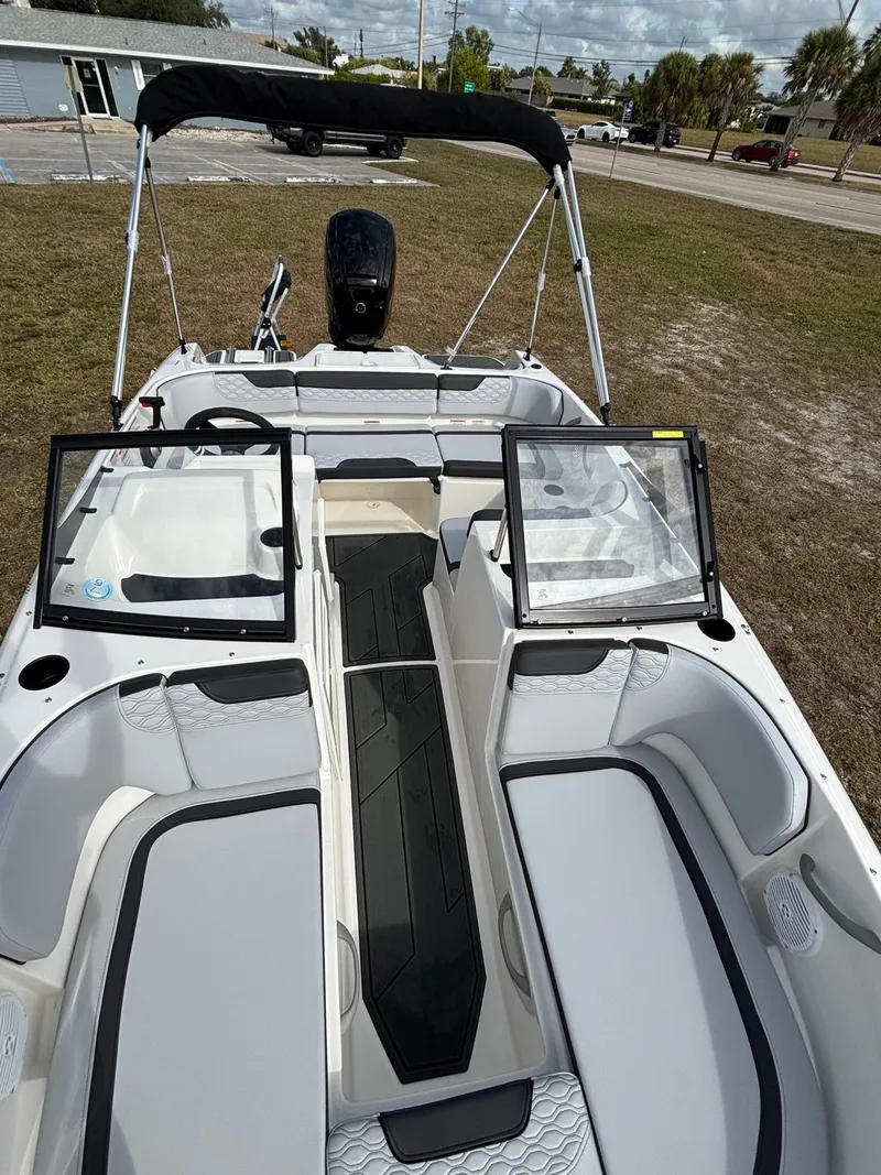 Slide: The Image of Bayliner M17 2025 - 12