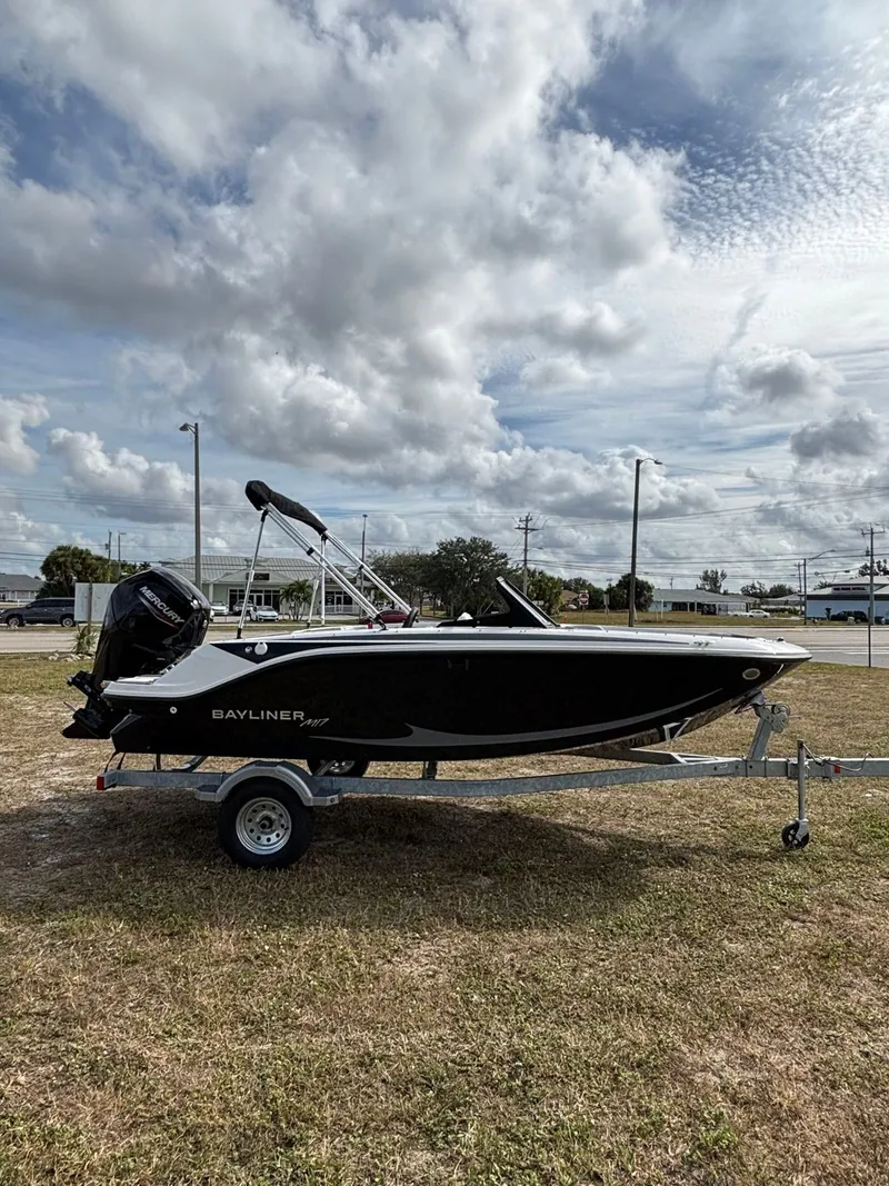 Slide: The Image of Bayliner M17 2025 - 13