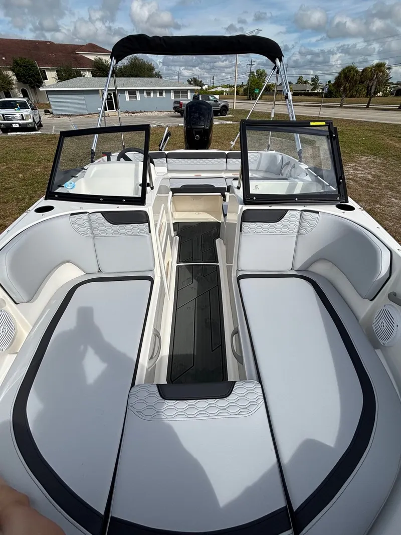 Slide: The Image of Bayliner M17 2025 - 4