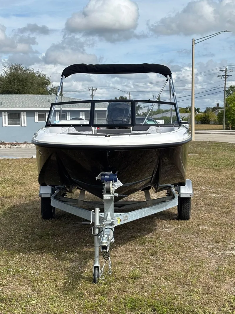 Slide: The Image of Bayliner M17 2025 - 6