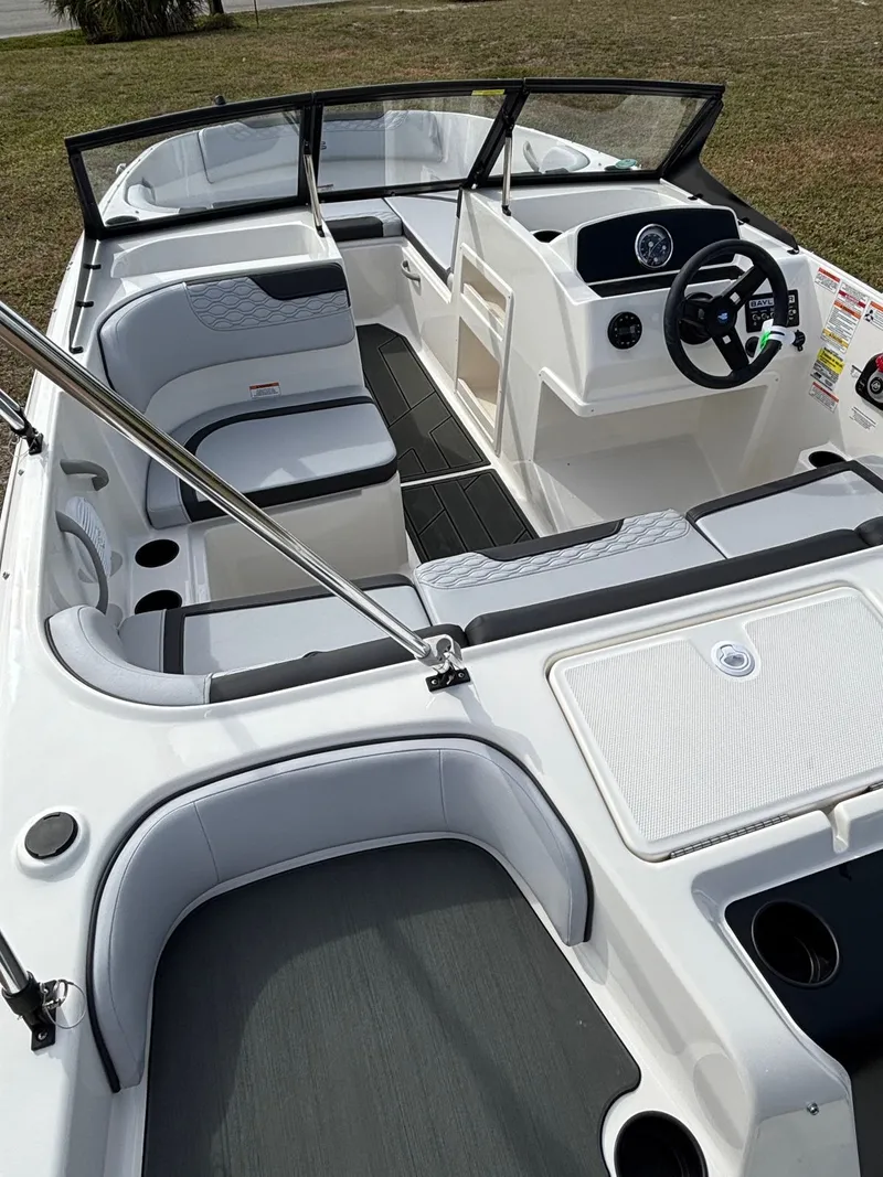 Slide: The Image of Bayliner M17 2025 - 7