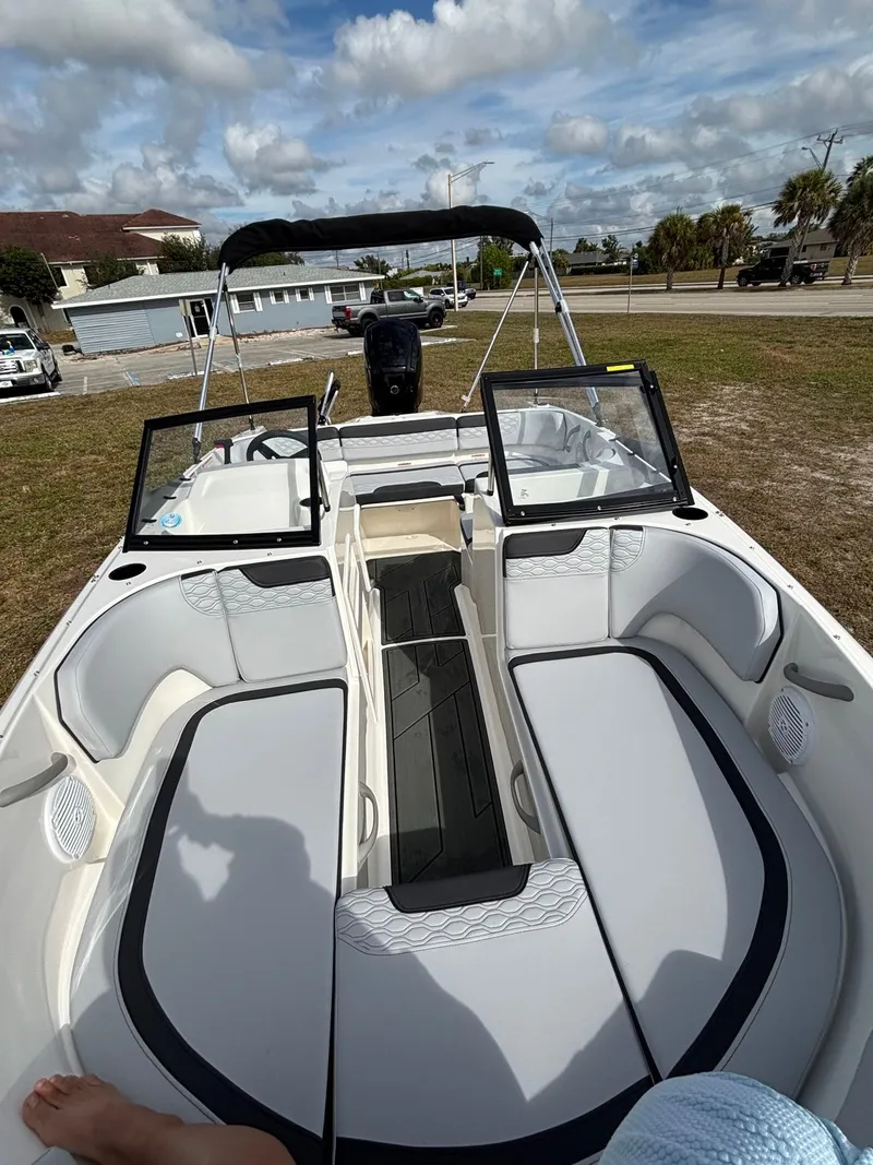 Slide: The Image of Bayliner M17 2025 - 9