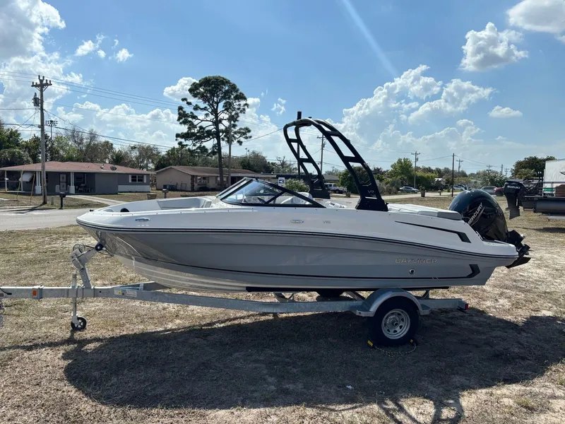 The Image of Bayliner VR5 2025 - 0