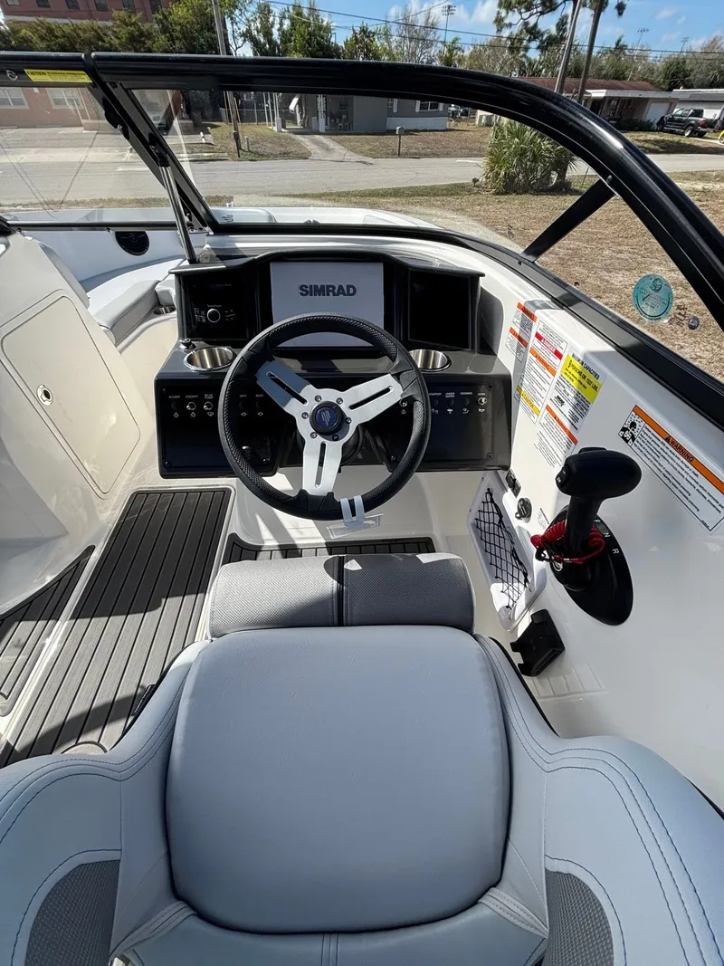 Slide: The Image of Bayliner VR5 2025 - 10