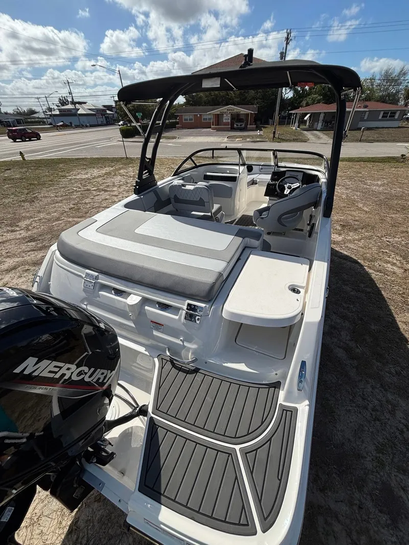 Slide: The Image of Bayliner VR5 2025 - 11
