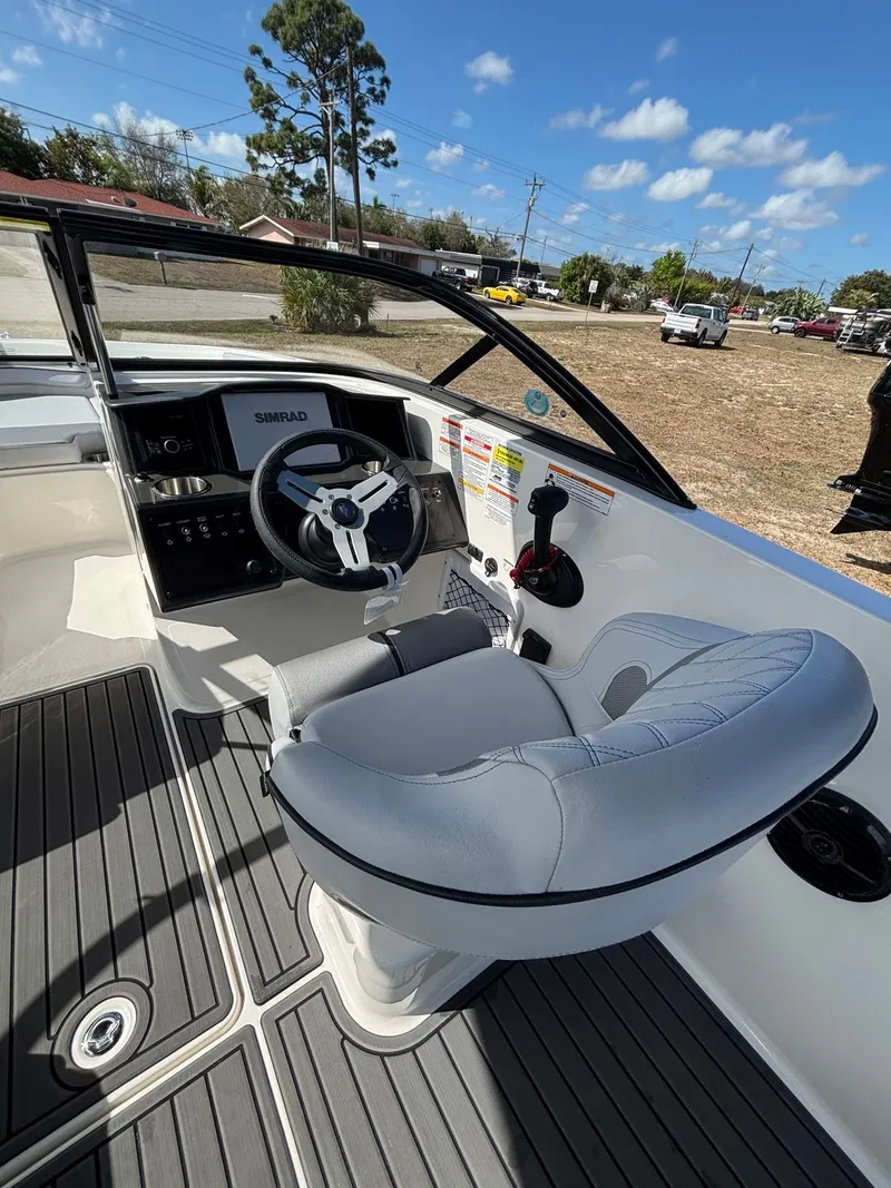 Slide: The Image of Bayliner VR5 2025 - 2