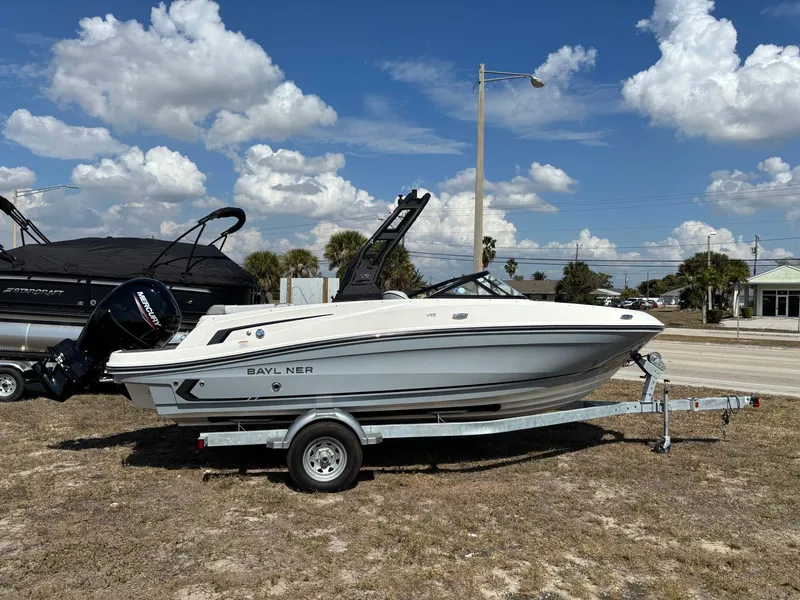 Slide: The Image of Bayliner VR5 2025 - 3
