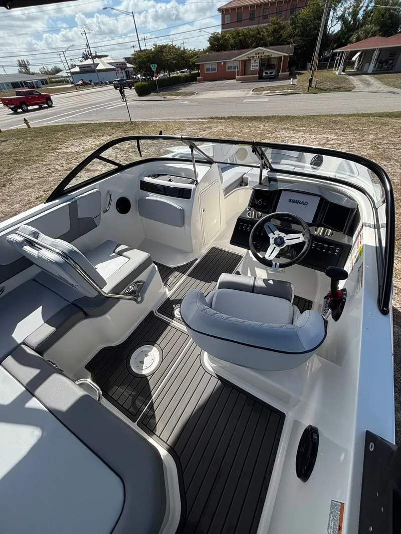 Slide: The Image of Bayliner VR5 2025 - 4