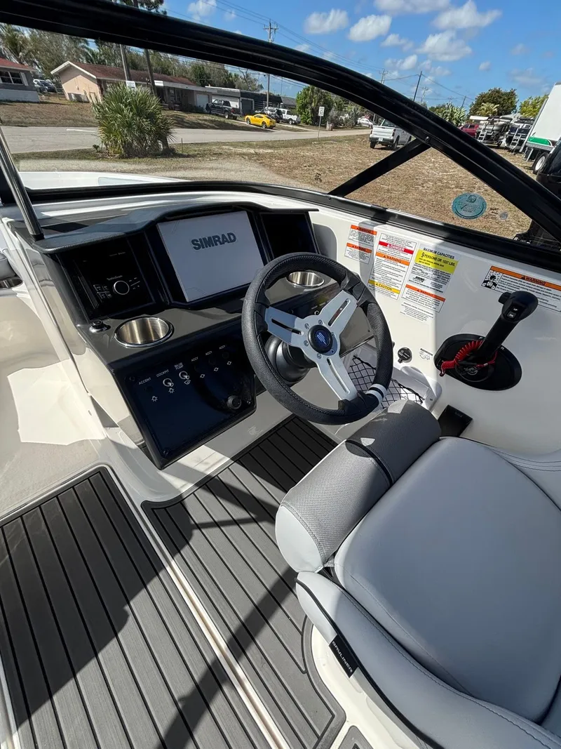 Slide: The Image of Bayliner VR5 2025 - 6