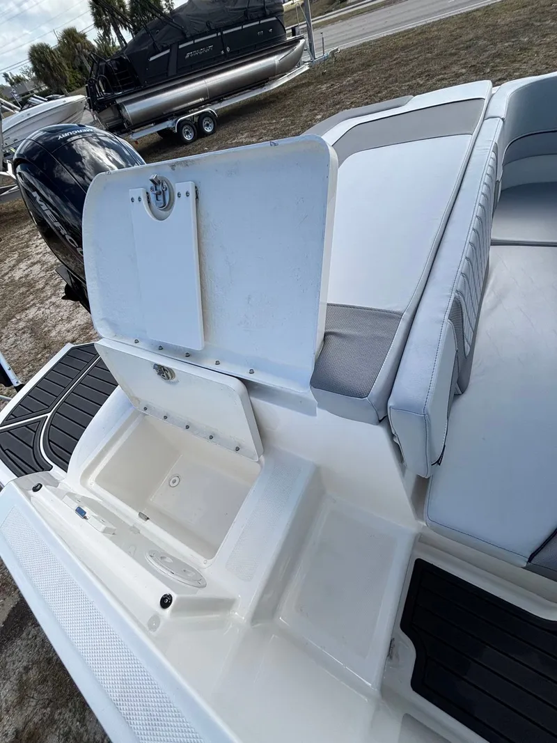 Slide: The Image of Bayliner VR5 2025 - 7