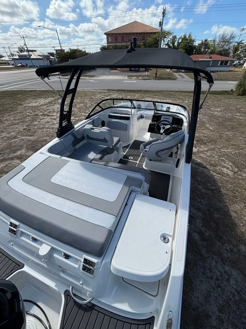 Slide: The Image of Bayliner VR5 2025 - 8