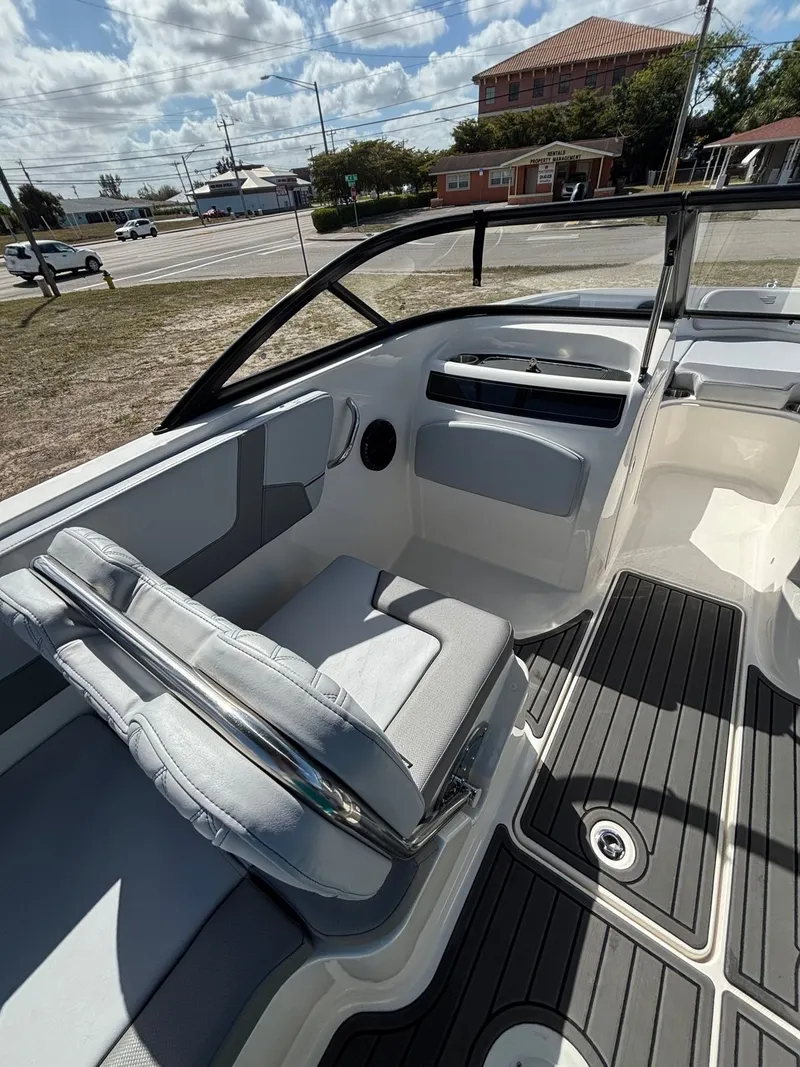 Slide: The Image of Bayliner VR5 2025 - 9