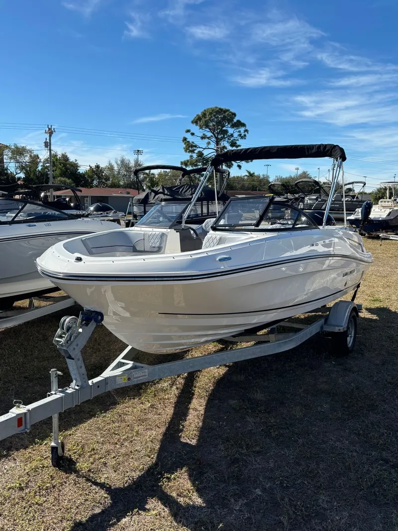 The Image of Bayliner VR5 2025 - 0