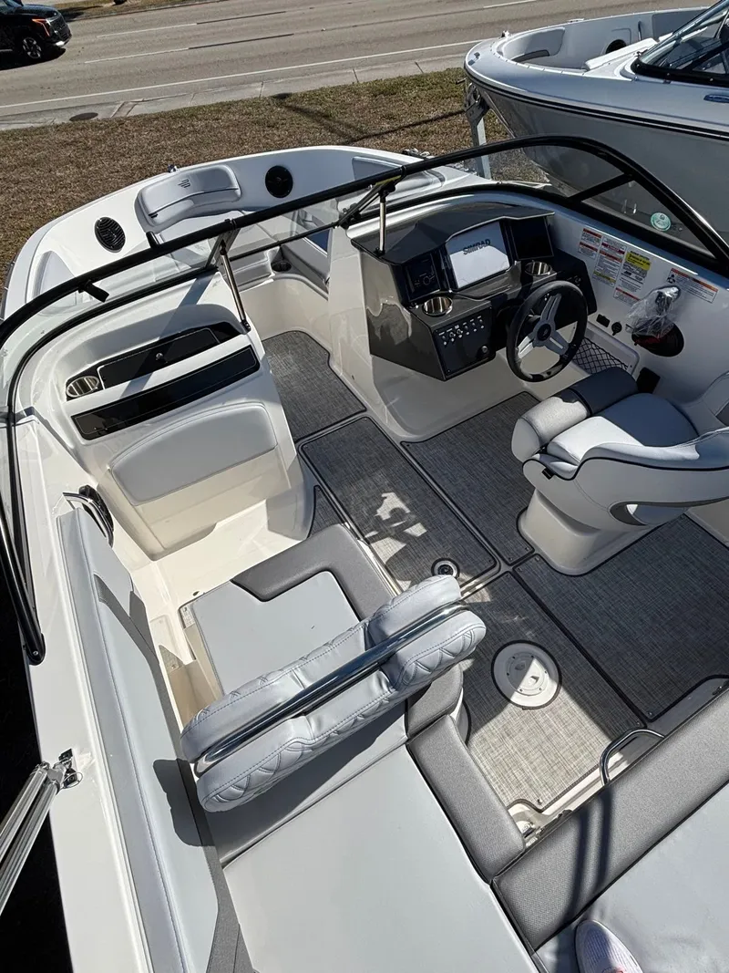 Slide: The Image of Bayliner VR5 2025 - 2