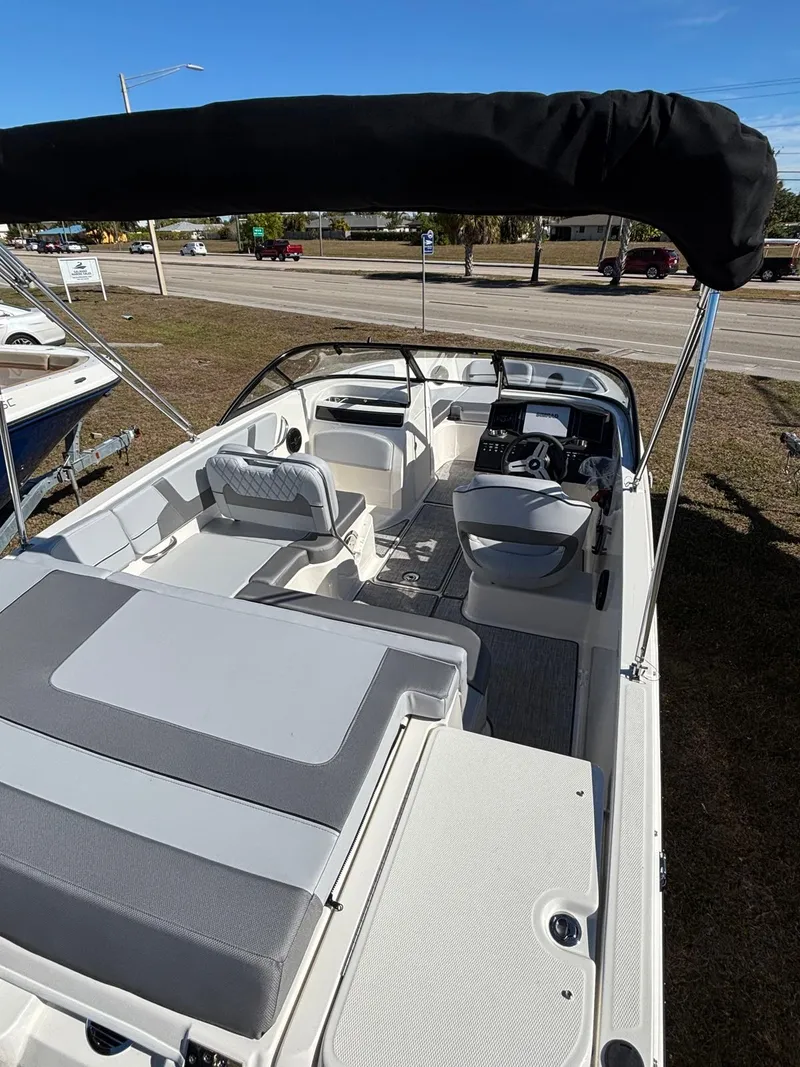 Slide: The Image of Bayliner VR5 2025 - 3